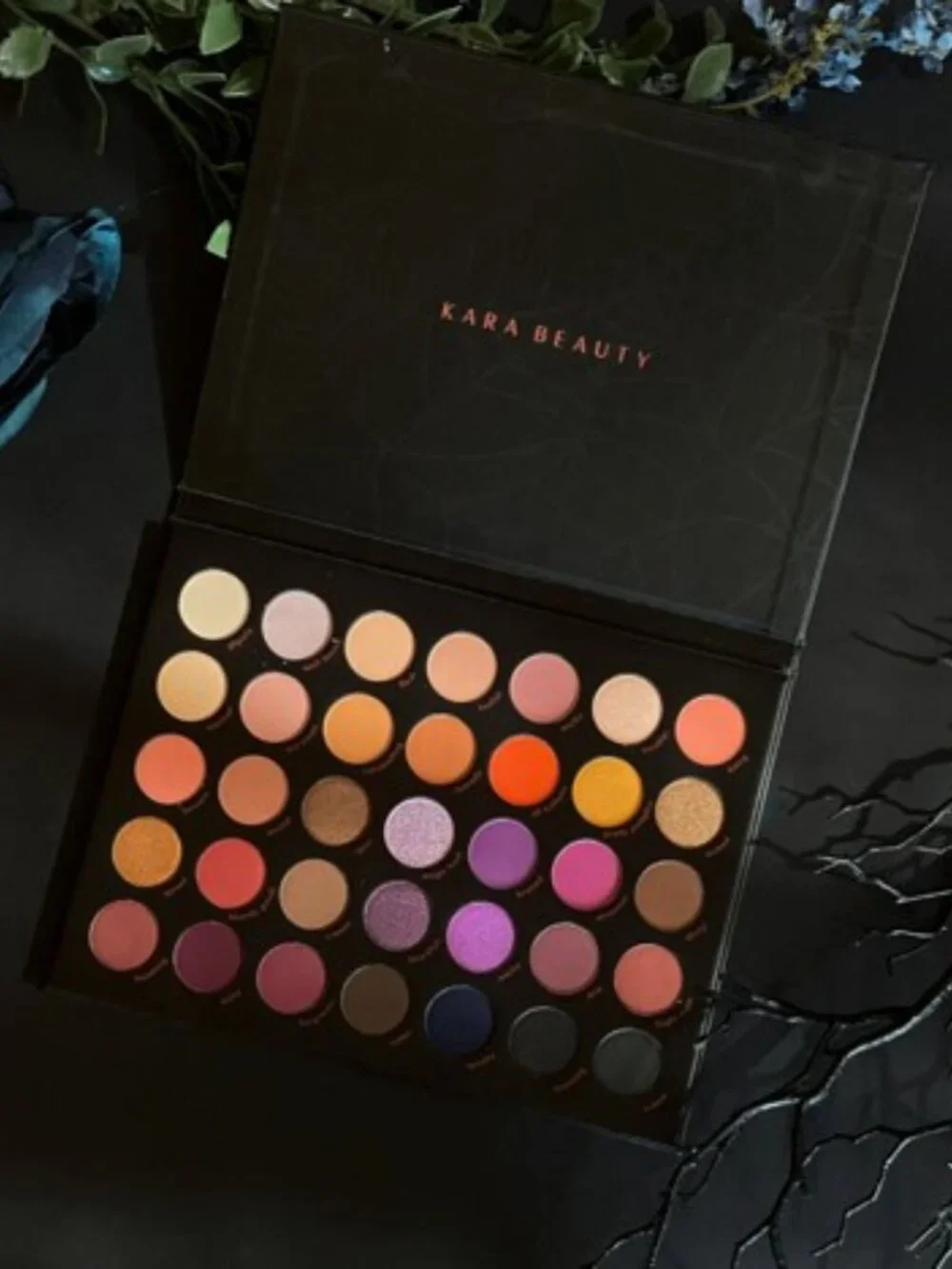 Kara Beauty 'On the Haunt' Creative Eye Palette New